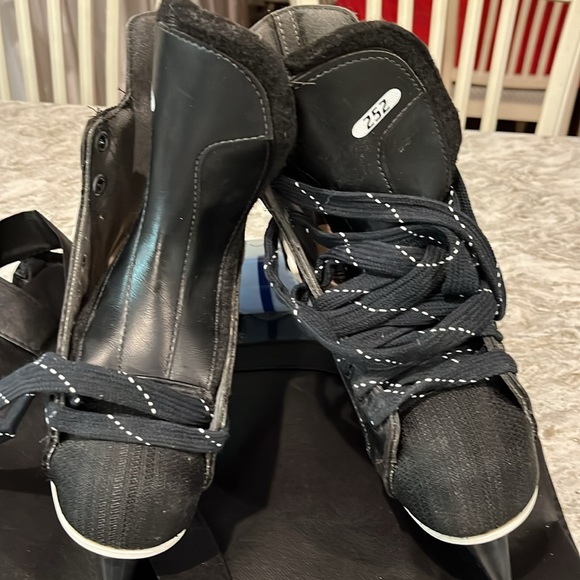 DONATED. Not for Sale.
NWT CCM Pro 3 Lite Ice Skates Size 3-1/2 - Picture 3 of 9